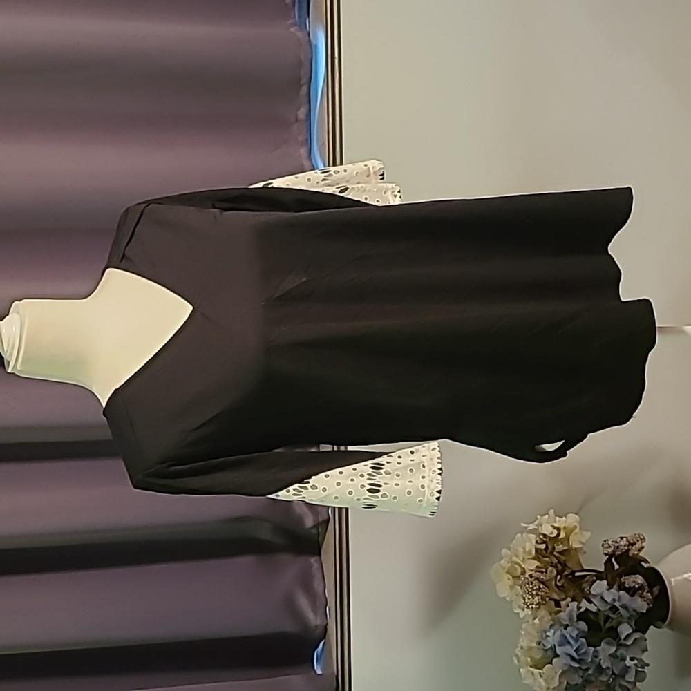 Yak & Yeti NWT Black Top Eyelet Sleeves - Small